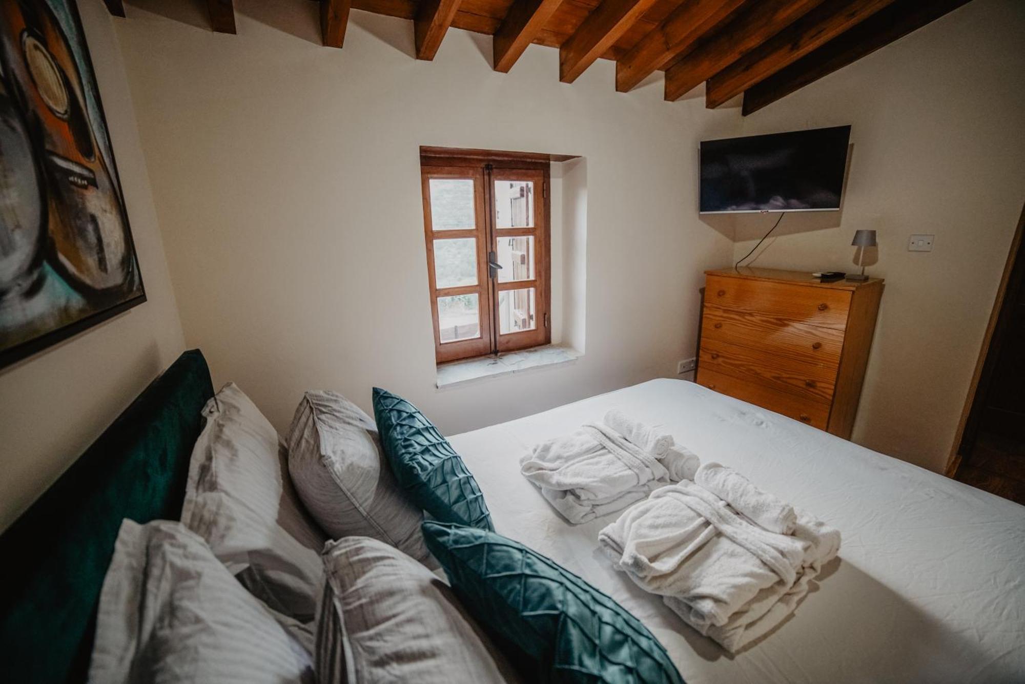 The Stonehouse Suites With Private Bath Spas Limassol Quarto foto